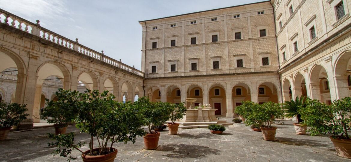 abbazia montecassino - Chiostro dell'archivio -001