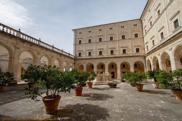 abbazia montecassino - Chiostro dell'archivio -001