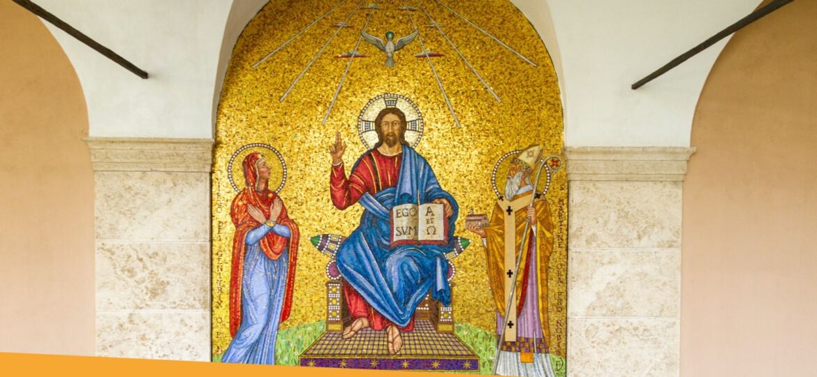 Il mosaico del Cristo tra la Madonna e San Martino, disegnato da Frate Vignarelli, situato sotto il portico del chiostro d’ingresso